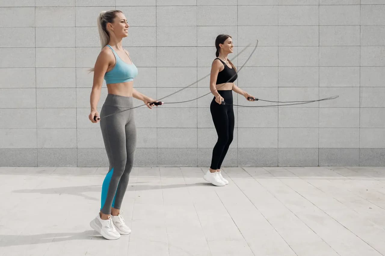 Jaka skakanka do crossfit? Wybierz najlepszą dla swojego treningu Jaka skakanka do crossfit? Wybierz najlepszą dla swojego treningu